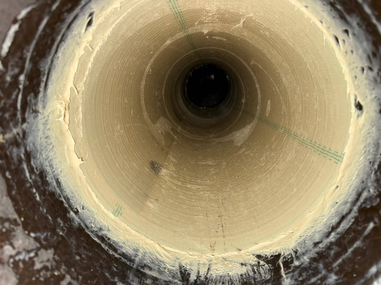 Vytvrzený rukávec CIPP uvnitř opraveného potrubí