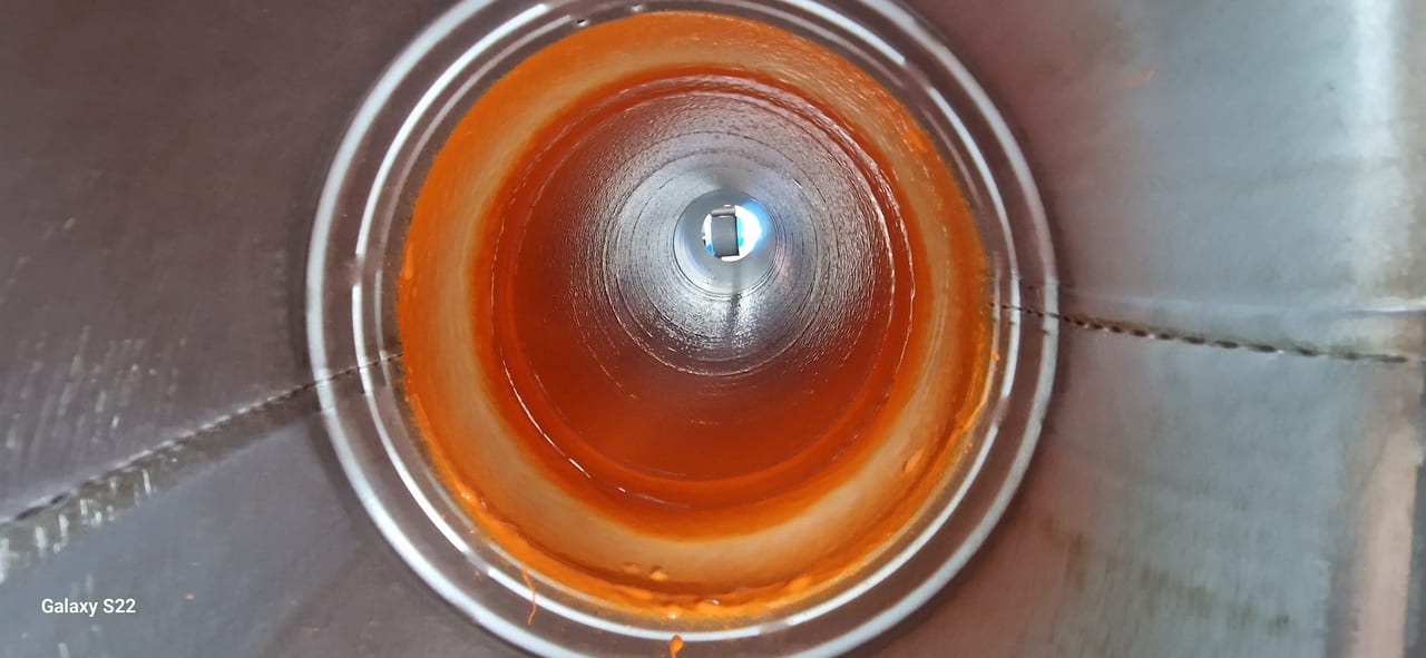 Oranžový epoxidový nástřik uvnitř kovového potrubí