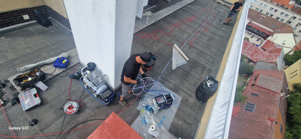 Technik BezVýkop při sanaci potrubí na střeše objektu